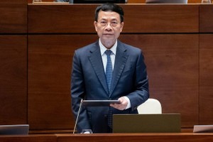 Bộ trưởng Bộ Thông tin và Truyền thông Nguyễn Mạnh Hùng phát biểu tiếp thu, giải trình dự án Luật Công nghiệp công nghệ số sáng 30/11