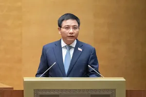 Bộ trưởng Bộ Tài chính Nguyễn Văn Thắng trình bày Tờ trình về dự án Nghị quyết của Quốc hội về giảm thuế giá trị gia tăng sáng 13/5 (Ảnh: QH)