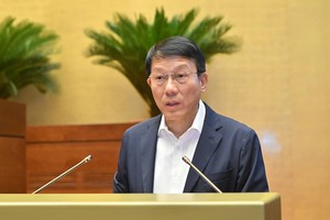 Đại tướng Lương Tam Quang, Bộ trưởng Bộ Công an trình bày Tờ trình dự án Luật sửa đổi, bổ sung một số điều của Bộ luật Hình sự sáng 20/5 (Ảnh: QH)