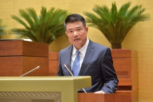 Viện trưởng Viện Kiểm sát nhân dân tối cao Nguyễn Huy Tiến trình bày Tờ trình dự thảo Luật sáng 20/5 (Ảnh: QH)