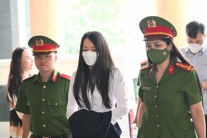 Bị cáo Trịnh Thị Thuý Nga (Phó tổng giám đốc Công ty Chứng khoán BOS, em gái ông Quyết) được dẫn giải tới phiên tòa phúc thẩm sáng 17/6.