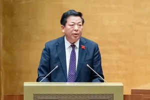 Bộ trưởng Bộ Xây dựng Trần Hồng Minh trình bày tờ trình về dự án