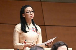 Đại biểu Trịnh Thị Tú Anh (đoàn Lâm Đồng) phát biểu sáng 28/10