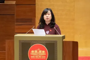 Bộ trưởng Bộ Y tế Đào Hồng Lan thay mặt Chính phủ trình bày Báo cáo tiếp thu, giải trình và chỉnh lý đối với dự thảo Nghị quyết sáng 11/12