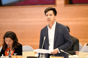 Ông Hà Quang Hưng, Phó Cục trưởng Cục Quản lý nhà và thị trường bất động sản, Bộ Xây dựng trả lời báo chí tại Họp báo Chính phủ chiều 4/3 ( Ảnh: Cổng TTĐT Chính phủ) 