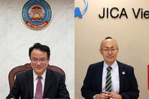 Thứ trưởng Bộ Tài chính Trần Quốc Phương và ông Kobayashi Yosuke, Trưởng đại diện JICA Việt Nam ký hiệp định vốn vay