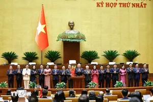 Tổng Bí thư Tô Lâm thay mặt các đại biểu Quốc hội khóa XVI tặng hoa chúc mừng Chủ tịch Quốc hội Trần Thanh Mẫn, các Phó Chủ tịch Quốc hội và Ủy viên Ủy ban Thường vụ Quốc hội (Ảnh: TTXVN)