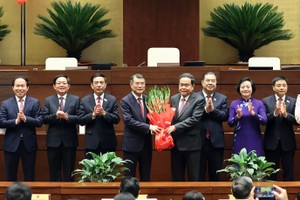 Chủ tịch Quốc hội Trần Thanh Mẫn tặng hoa chúc mừng Thủ tướng Lê Minh Hưng và 6 Phó Thủ tướng Chính phủ nhiệm kỳ 2026-2031 - Ảnh: Chinhphu.vn