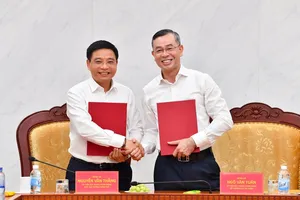 Phó thủ tướng Nguyễn Văn Thắng bàn giao nhiệm vụ quản lý Bộ Tài chính cho tân Bộ trưởng Bộ Tài chính Văn Tuấn chiều 8/4 (Ảnh: BTC)