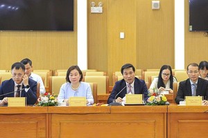 Thứ trưởng Bộ Xây dựng Nguyễn Tường Văn (người thứ 3 từ trái sang) tại buổi tiếp Đoàn doanh nghiệp thuộc Hội đồng Kinh doanh Hoa Kỳ - ASEAN sáng 16/4