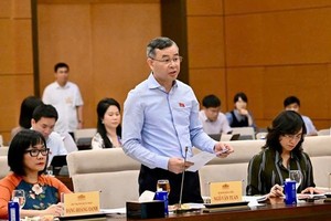 Bộ trưởng Bộ Tài chính Ngô Văn Tuấn báo cáo tại phiên họp 