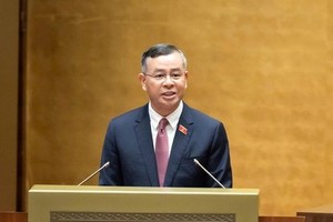 Bộ trưởng Tài chính Ngô Văn Tuấn trình bày trước Quốc hội sáng 21/4