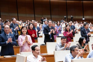 Đoàn đại biểu Quốc hội TP Hà Nội vui mừng khi dự thảo Luật Thủ đô (sửa đổi) được Quốc hội thông qua chiều 23/4