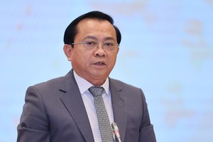 Thứ trưởng Bộ Tài chính Lê Tấn Cận trả lời báo chí tại họp báo Chính phủ tối 4/5