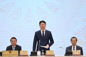Thứ trưởng Bộ Tư Pháp Nguyễn Thanh Tịnh trả lời câu hỏi của phóng viên về tháo gỡ "điểm nghẽn" thể chế tại họp báo Chính phủ tối 4/5