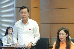ĐBQH Nguyễn Cao Sơn (đoàn Phú Thọ) thảo luận tại tổ chiều 3/8 