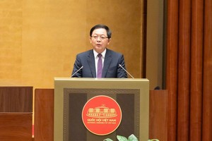 Phó Thủ tướng Chính phủ Hồ Quốc Dũng trình bày trước Quốc hội Báo cáo tiếp thu giải trình dự án Luật sửa đổi, bổ sung một số điều của 10 luật liên quan đến thủ tục hành chính, điều kiện kinh doanh trong lĩnh vực nông nghiệp và môi trường.