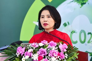 Bà Nguyễn Thị Thu Hà, Giám đốc Trường Đào tạo cán bộ kiêm Phó trưởng ban Chỉ đạo ESG - Agribank trình bày tham luận tại Hội thảo sáng 14/10. Ảnh: Dũng Minh