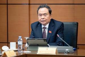 Chủ tịch Quốc hội Trần Thanh Mẫn thảo luận tại tổ về dự án Luật Bưu chính (sửa đổi) sáng 17/10.