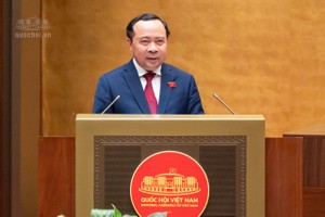 Bộ trưởng Bộ Khoa học và Công nghệ Vũ Hải Quân trình bày dự thảo Luật Bưu chính (sửa đổi) trước Quốc hội sáng 17/10.