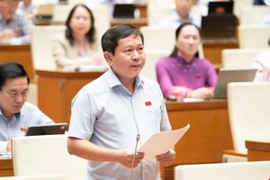 Đại biểu Tạ Minh Tâm (đoàn Đồng Tháp) phát biểu tại hội trường chiều 30/10.