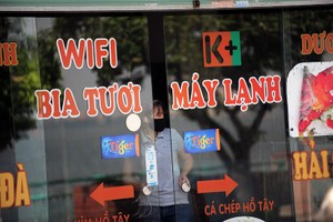 Nhà hàng trên phố Nguyễn Đình Thi phải đóng cửa vì tình trạng cá chết