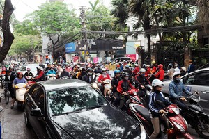 Các phương tiện giao thông ùn tắc trên đường Thụy Khuê, Nguyễn Đình Thi sáng nay