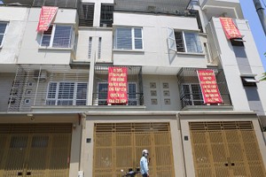 Nhà dân khu đô thị Văn Phú chăng đầy băng rôn phản đối việc hạ ngầm đường điện