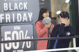 Dân Việt chen lấn mệt mỏi trong ngày mua sắm Black Friday
