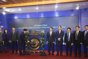 Bộ trưởng Bộ Tài chính đánh cồng khai trương phiên giao dịch đầu năm 2018