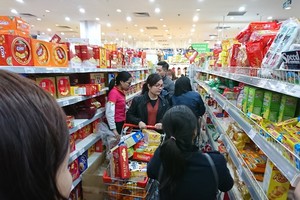 Vã mồ hôi mua sắm trong siêu thị ngày cận Tết