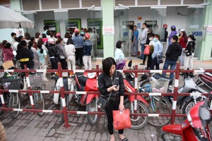 ATM quá tải, công nhân lại rồng rắn chờ rút tiền Tết