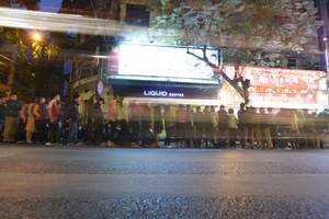 Xếp hàng từ tinh mơ, mờ đất chờ mua vàng Thần Tài