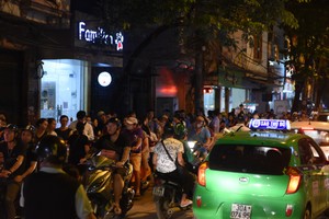 Tắc đường vì người dân xếp hàng mua bánh Trung thu