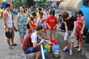 Những ngày gần đây, do nước máy có mùi lạ nên vào mỗi buổi chiều hàng trăm người dân ở các chung cư thuộc khu Linh Đàm phải đi lấy nước sạch từ xe bồn.