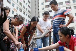 Hà Nội: Dân chung cư “khát” nước