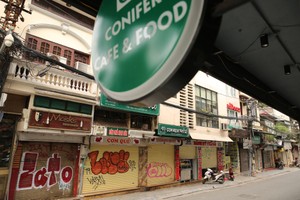 Hà Nội sau khuyến cáo hạn chế ra khỏi nhà, vẫn có quán cafe mở cửa