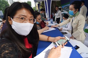 Đeo khẩu trang săn tour giá rẻ tại Hội chợ du lịch lớn nhất cả nước