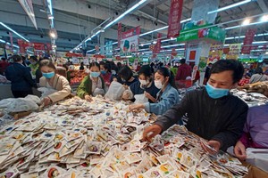 Người dân đổ vào siêu thị sắm Tết