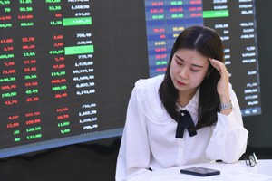 Giao dịch chứng khoán sáng 15/1: Cổ phiếu lớn bị chốt mạnh, VN-Index lùi về sát mốc 1.850 điểm