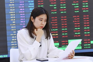 Thị trường chứng khoán Việt Nam đang chịu áp lực tâm lý từ sự điều chỉnh của thị trường chứng khoán thế giới.