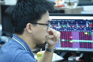 Dòng tiền sôi động, VN-Index vẫn giảm hơn 10 điểm