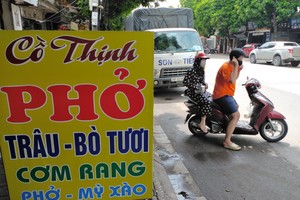 Tấp nập mua phở, bún chả, bún đậu... ở "vùng xanh" Gia Lâm