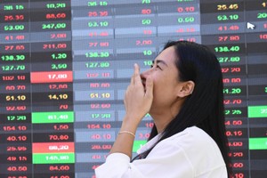 Giao dịch chứng khoán sáng 11/8: VN-Index lần đầu tiên "chạm" mốc 1.600 điểm