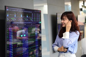 Giao dịch chứng khoán sáng 7/5: Cổ phiếu Vingroup trở lại giúp VN-Index thử thách mốc 1.900 điểm 