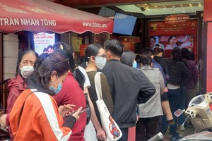 Giá vàng tăng, người dân xếp hàng xuyên trưa mua bán
