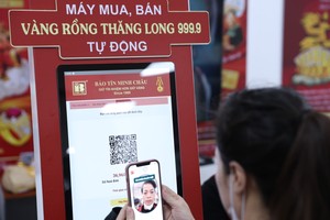 Mua vàng bằng máy "ATM" trước ngày Vía Thần tài