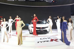 Dàn người mẫu Việt và Tây đọ dáng tại Vietnam Motor Show 2022
