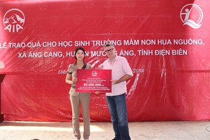 AIA Việt Nam tặng quà cho trẻ em mầm non Hua Nguống