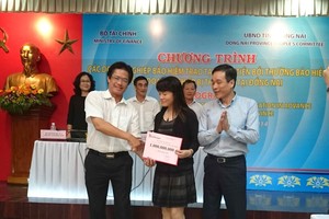 35 doanh nghiệp ở Đồng Nai nhận tạm ứng 39,65 tỷ đồng tiền bảo hiểm